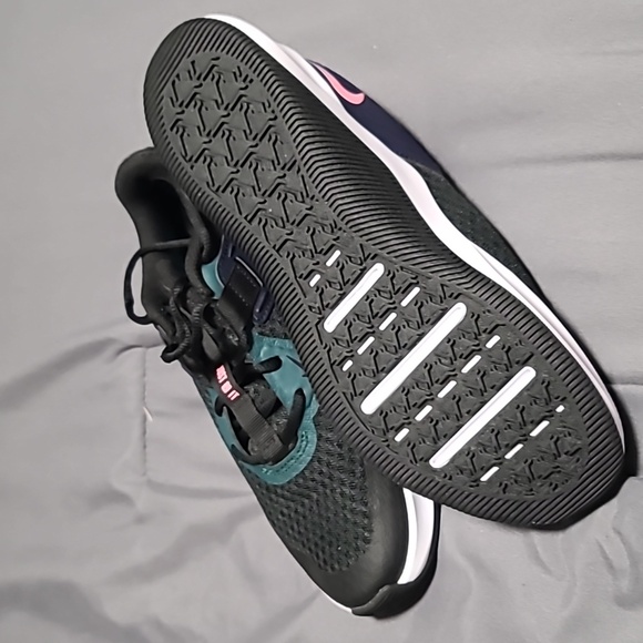 NIKE WOMANS RUNNERS - Picture 2 of 2